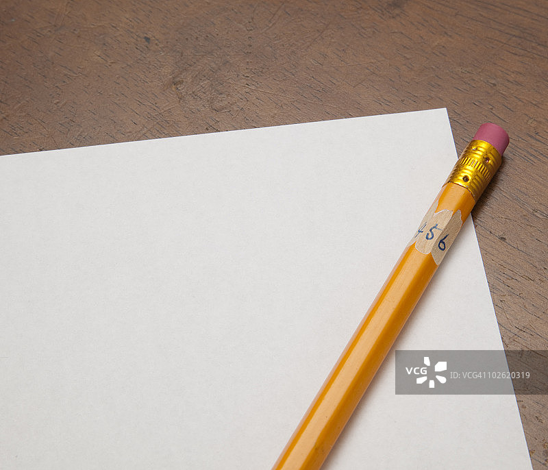 一支铅笔和白纸图片素材