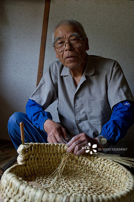 工匠制作日本篮子图片素材