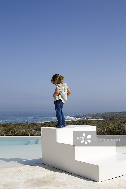 靠近游泳池的女孩（5-6岁）图片素材