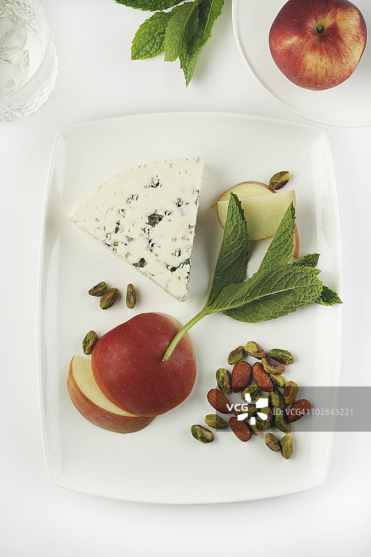 搭配水果和坚果的蓝纹奶酪图片素材
