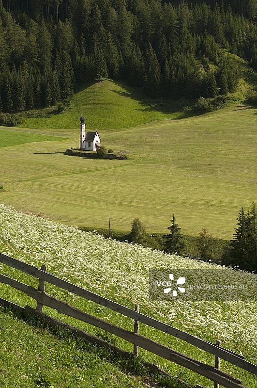 富内斯山谷圣约翰教堂，多洛米蒂，特伦蒂诺-上阿迪杰，南蒂罗尔，意大利图片素材