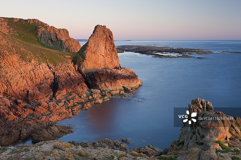 英国海峡群岛泽西岛的尖峰和西北岩石海岸线图片素材