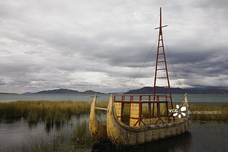 用芦苇建造的传统船只图片素材