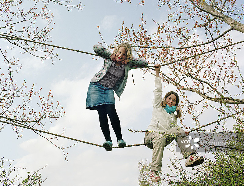 树上的女孩图片素材
