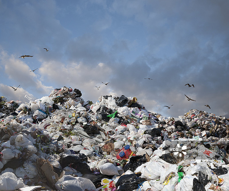 堆积如山的垃圾填埋场图片素材