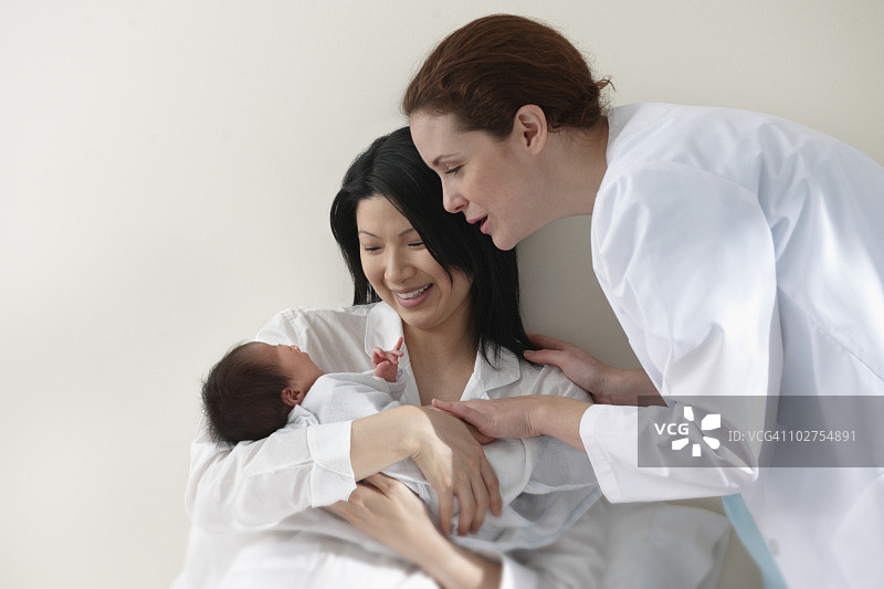 医生检查新生中国女婴图片素材
