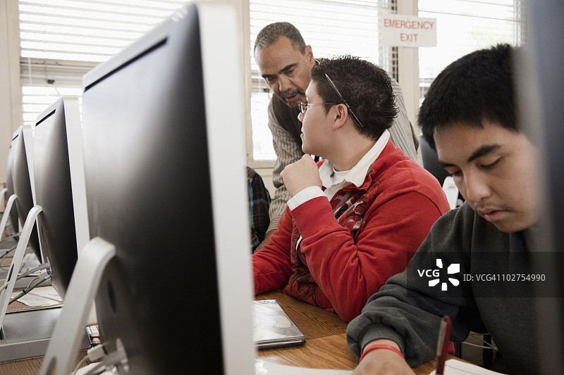 老师在电脑实验室帮助学生图片素材