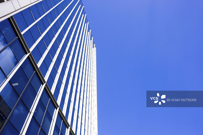 天空下的办公楼,留白,日本兵库县西宫市图片素材