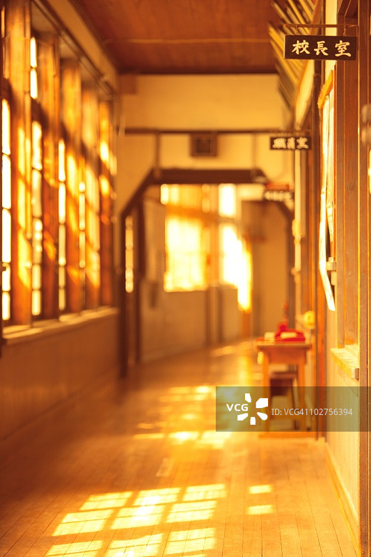 日本滋贺县日野町的学校空旷走廊（棕褐色调）图片素材