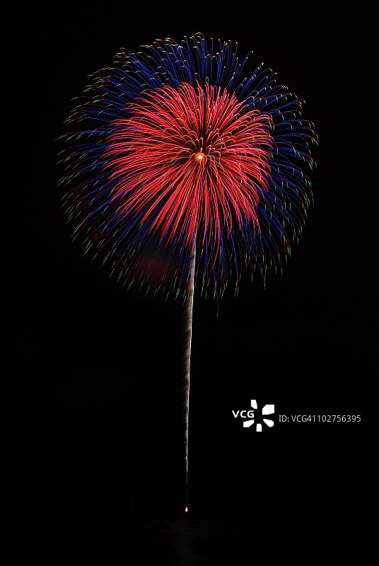 日本神奈川县逗子市,黑色背景下的烟花长时曝光图片素材