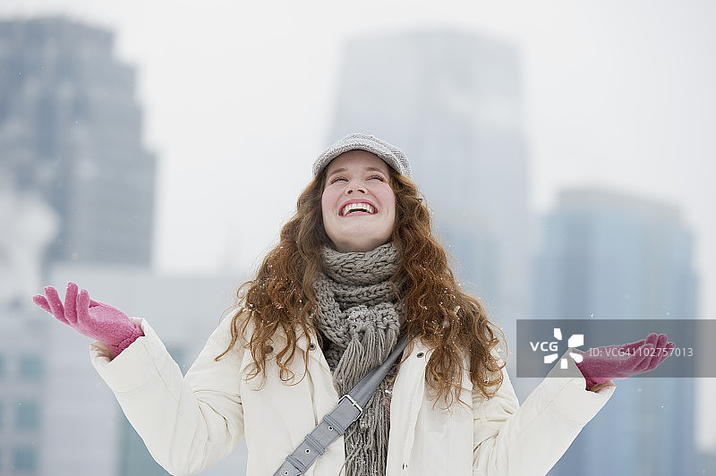 女人享受下雪天图片素材