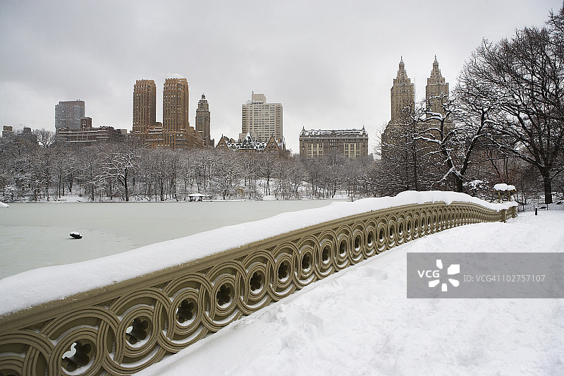 白雪覆盖的桥梁图片素材