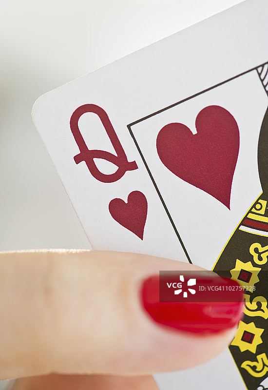 手持红桃Q图片素材