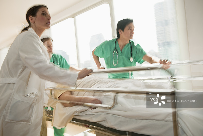 在急诊室里推着担架的医护人员图片素材