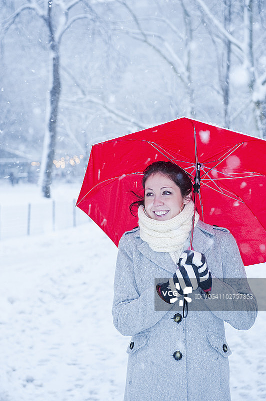 在下雪天打着红伞的女人图片素材