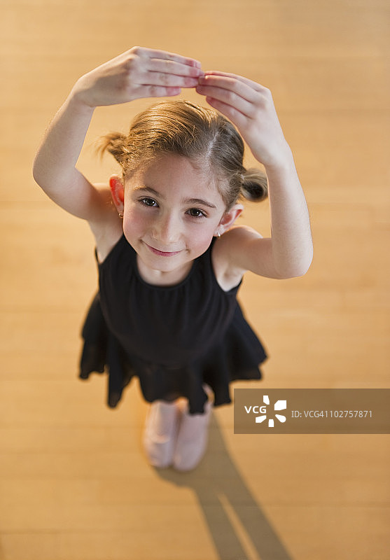 年轻女孩在上芭蕾课图片素材