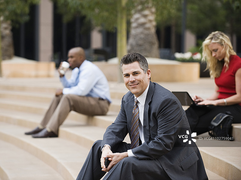 商务人士坐在户外台阶上图片素材