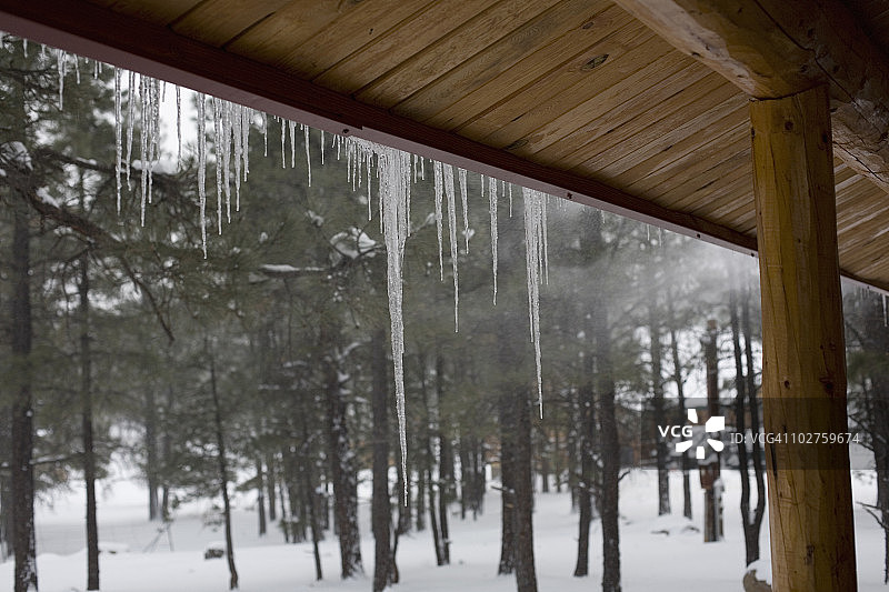 小木屋上的冰柱图片素材