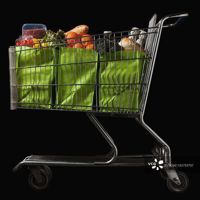 装满食品杂货的购物车图片素材
