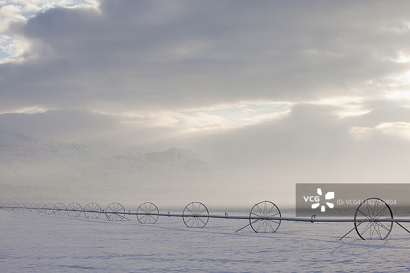 雪地里的灌溉设备图片素材