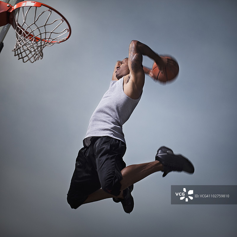 跳跃的篮球运动员图片素材
