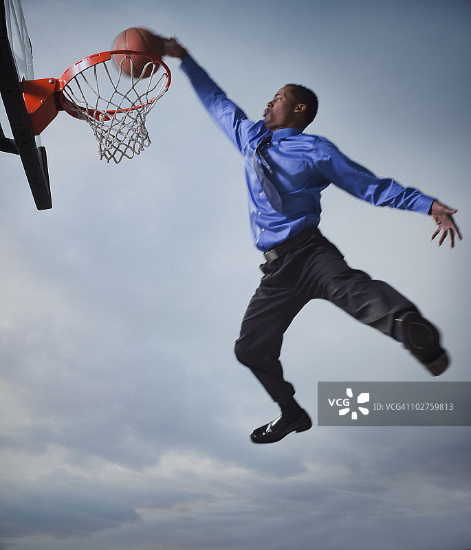 打篮球的商人图片素材