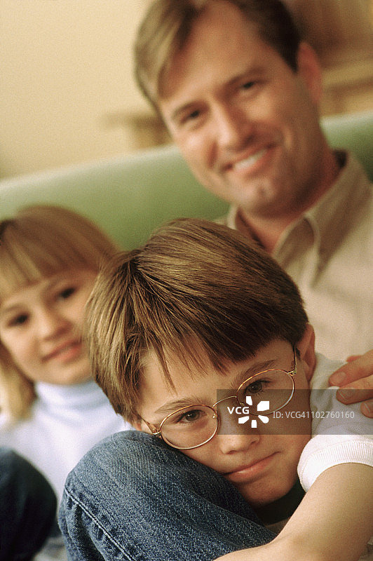 父亲和孩子们坐在一起图片素材