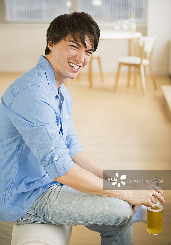 男子在喝啤酒图片素材
