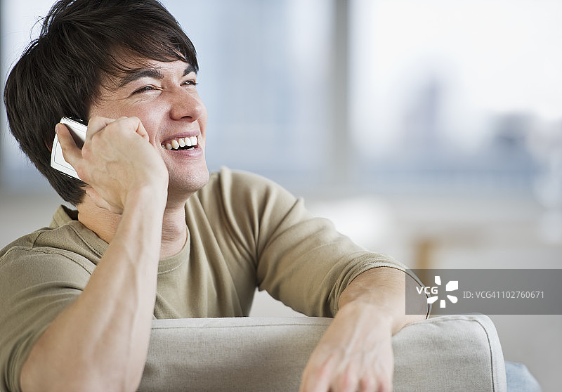 快乐的男人用手机交谈图片素材