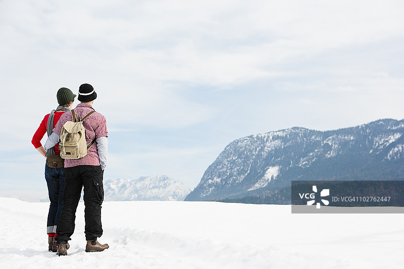 情侣欣赏全景图片素材