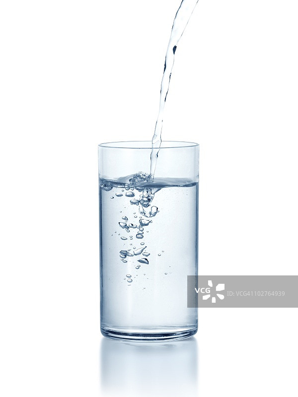 将水倒入玻璃杯中图片素材