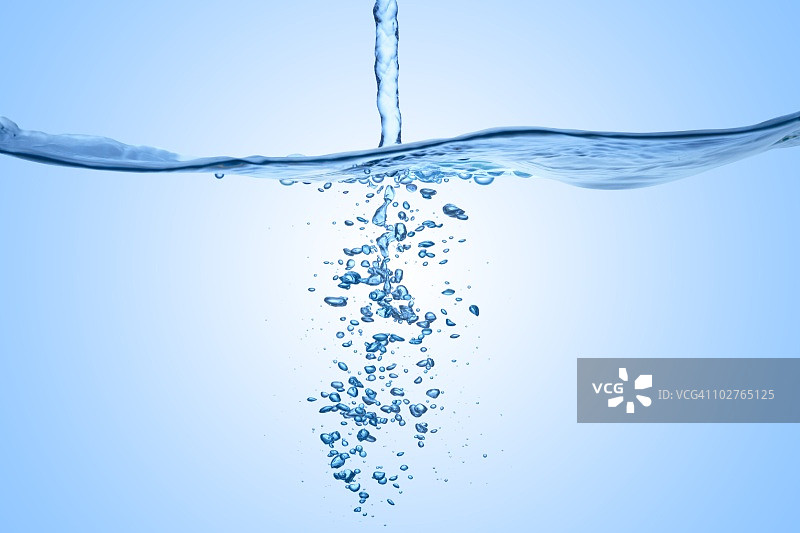 水落入水面产生水下气泡图片素材