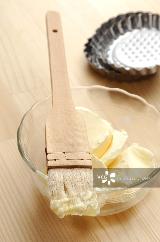 上釉刷子、黄油碗和烤盘图片素材