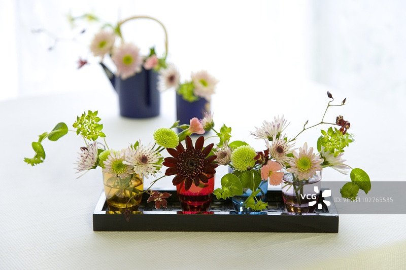 桌子上的花艺摆件图片素材