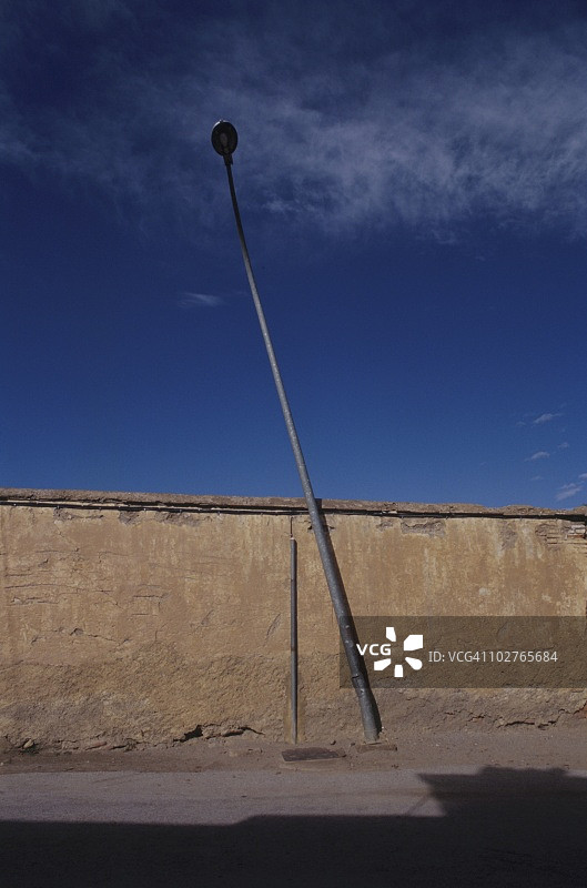 西班牙瓜迪克斯的倾斜路灯图片素材