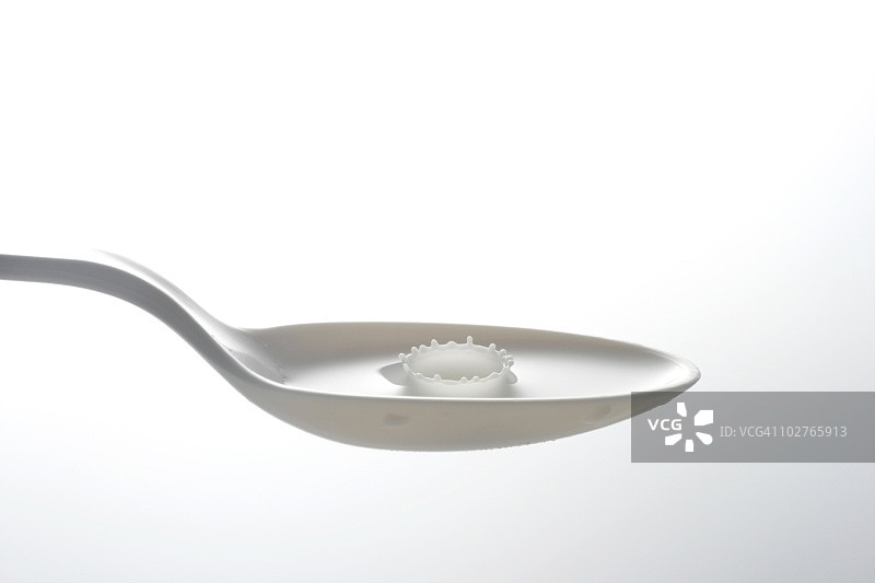 牛奶勺中的飞溅液冠图片素材