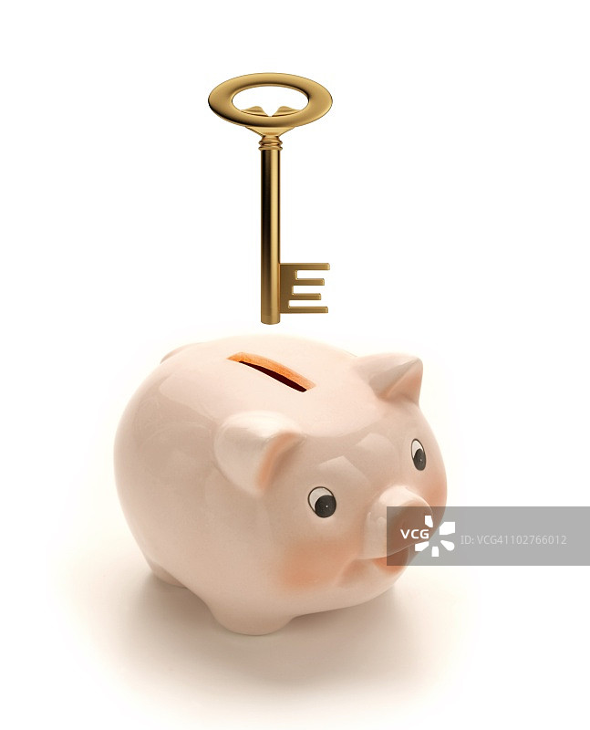 老式金钥匙打开小猪储蓄罐图片素材