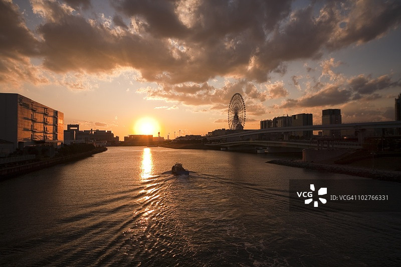 黄昏下的调色板城，日本东京都港区台场图片素材