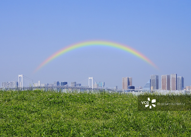 东京江东区有明地区的景色及城市上空的彩虹图片素材