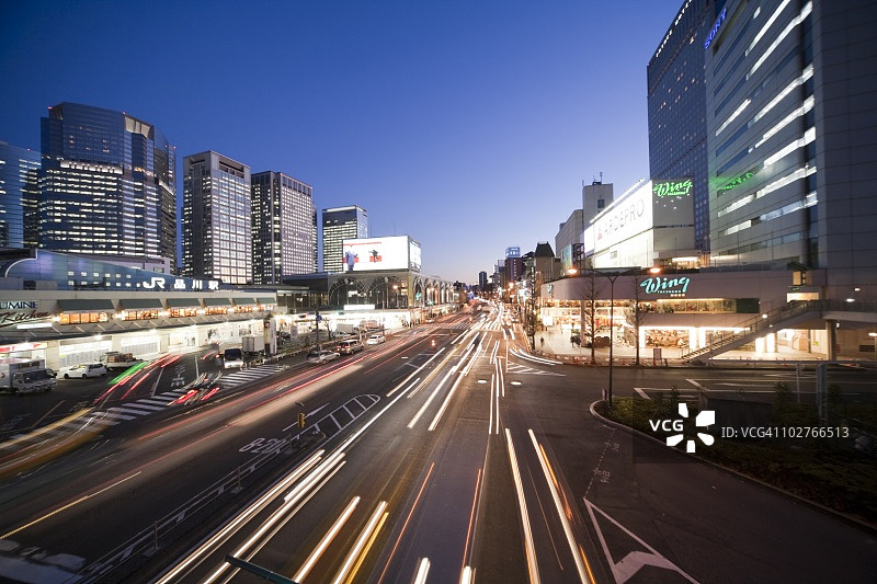 日本东京品川站街景，车灯模糊图片素材