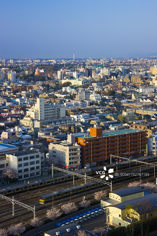 日本东京中野区的火车轨道和建筑物图片素材