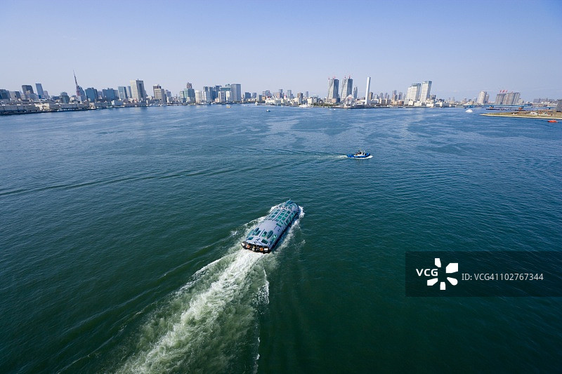 东京港区东京湾的快速游船图片素材