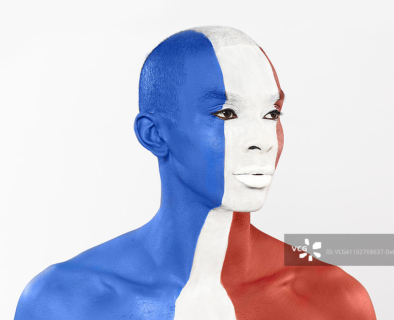 脸上绘有法国国旗的男人图片素材