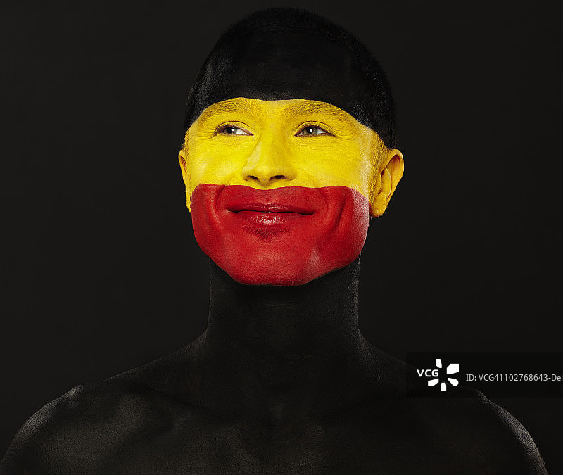 绘在男人脸上的德国国旗图片素材