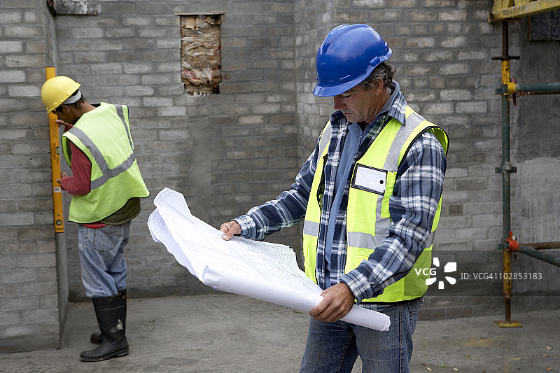 建筑工人查看建筑师的图纸图片素材