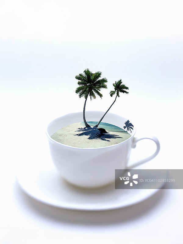 咖啡杯中的海边风景图片素材