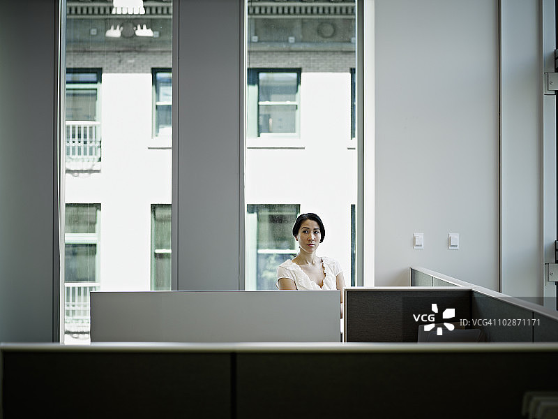 站在办公室工作站的女商人图片素材