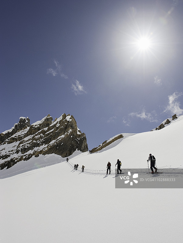 攀登山脉的滑雪者图片素材