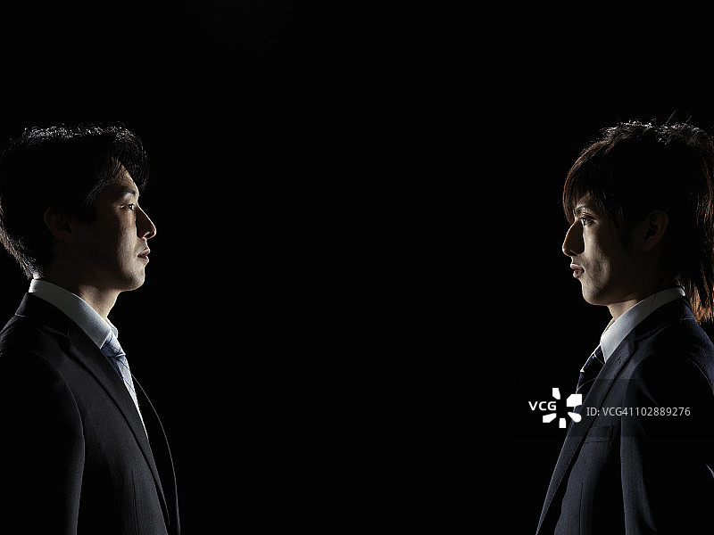 两位互相凝视的商人图片素材