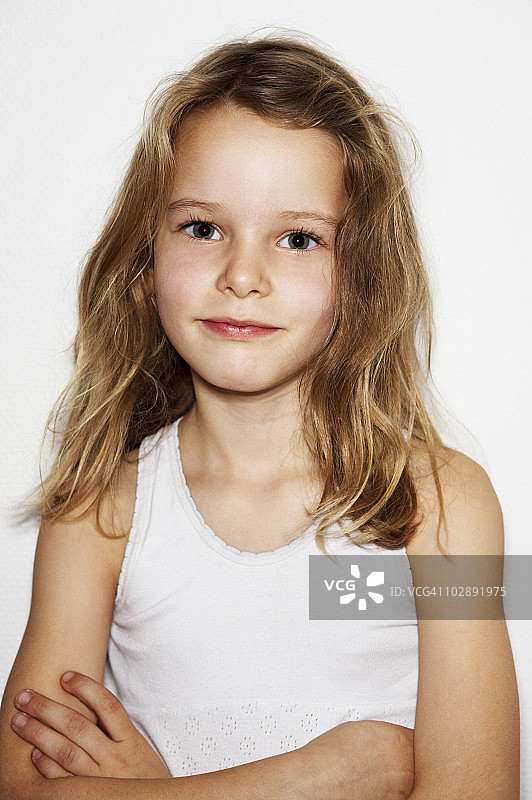 交叉双臂站立的女孩图片素材